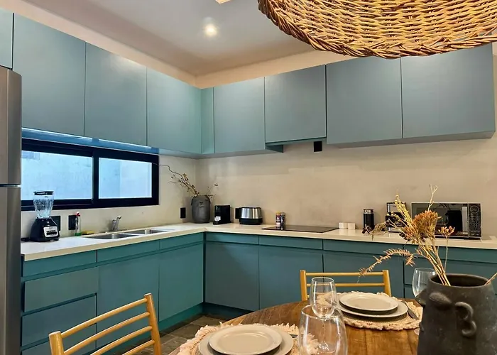 Kataluum- Luxurious Eco-chic Ph With Pool